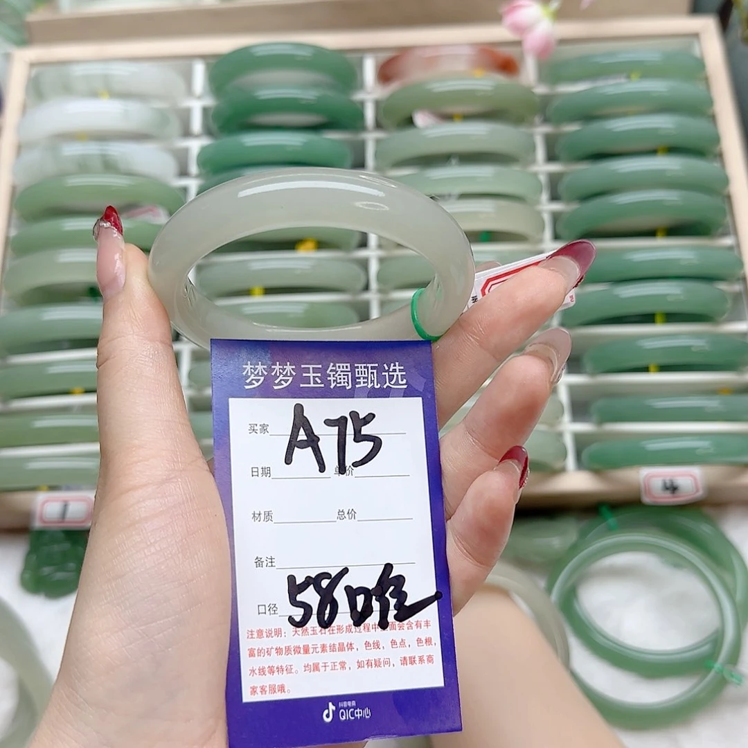 石英质玉手镯未镶嵌老**的