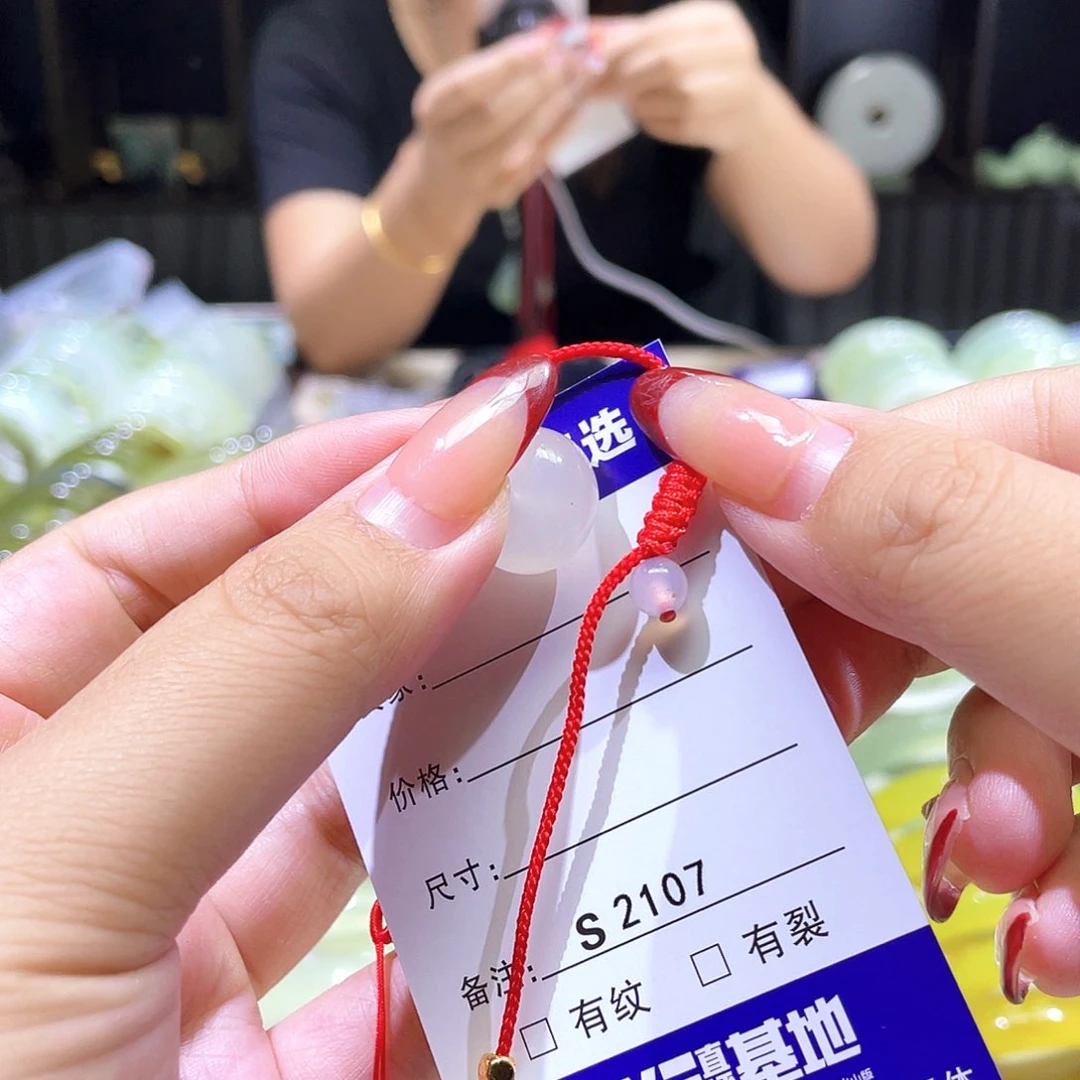 未镶嵌蛇纹石玉手绳是**骝2107