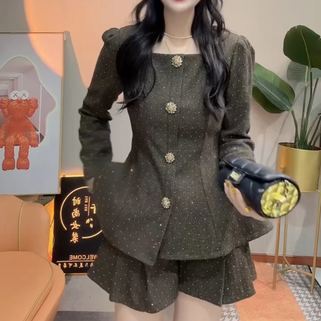 秋冬简约通勤修身套装展现时尚辣妹风格