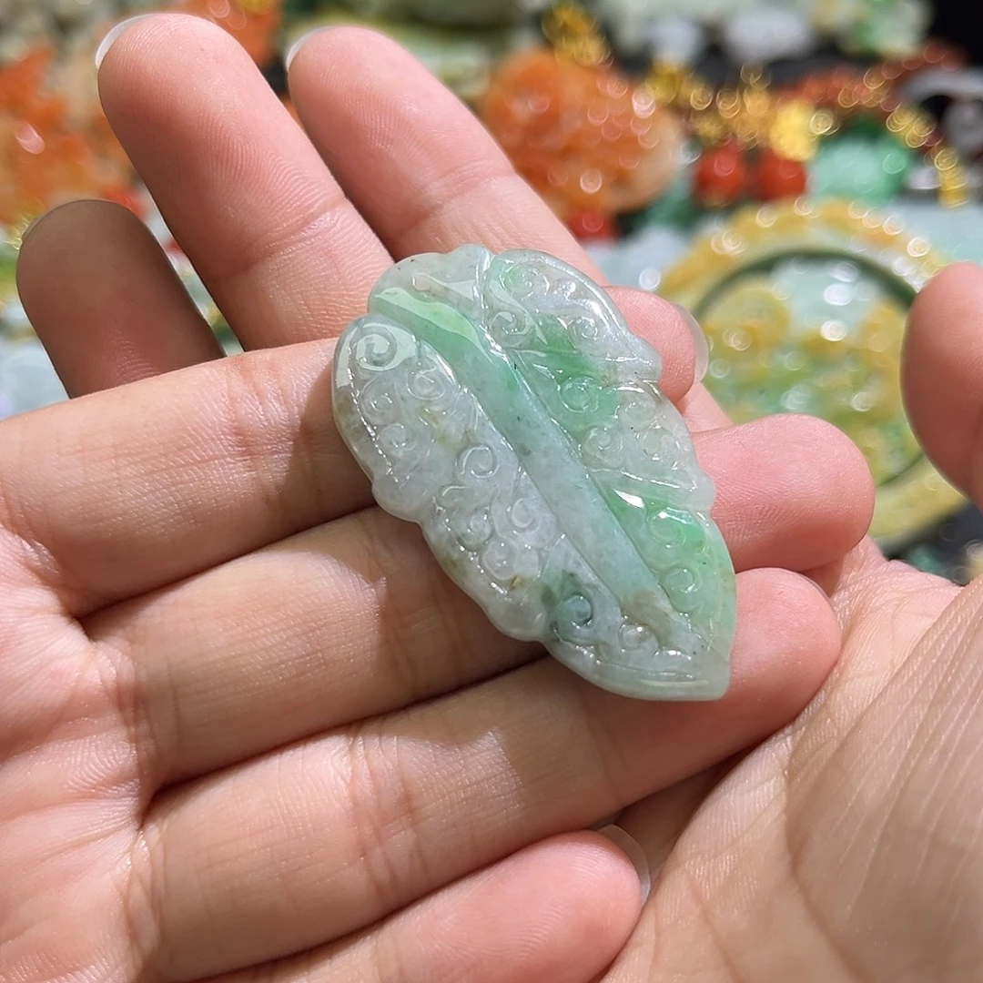 翡翠未镶嵌颈饰待编织