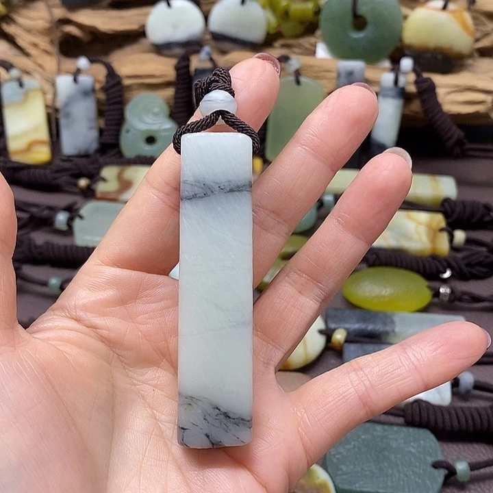 吉***意蛇纹石玉未镶嵌颈饰