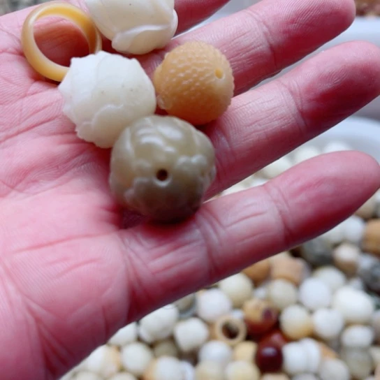 吊坠白玉菩提瑕疵18雕刻件5颗