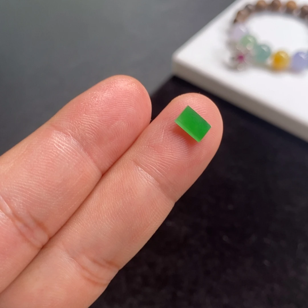 翡翠裸石阳绿马鞍