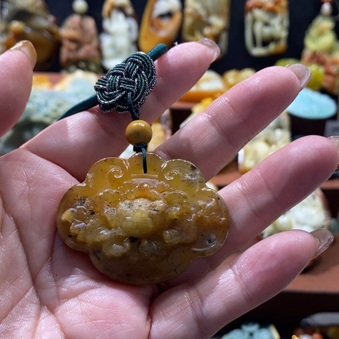 蛇纹石玉颈饰未镶嵌北****草