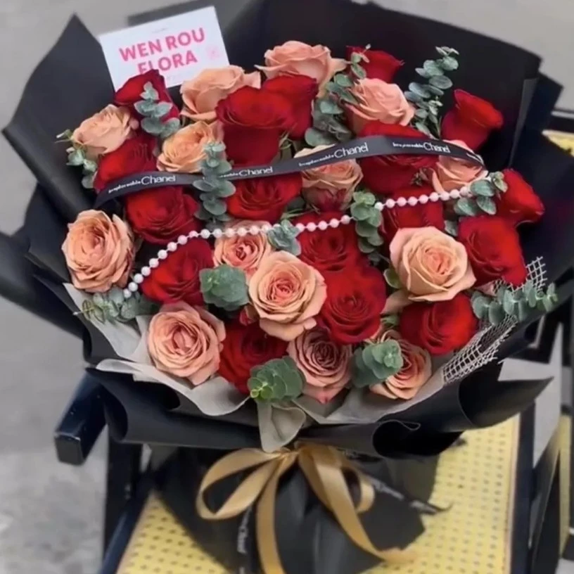 33朵红瑰花卡布混搭束生日鲜花约会鲜花送爱人送花上门同城