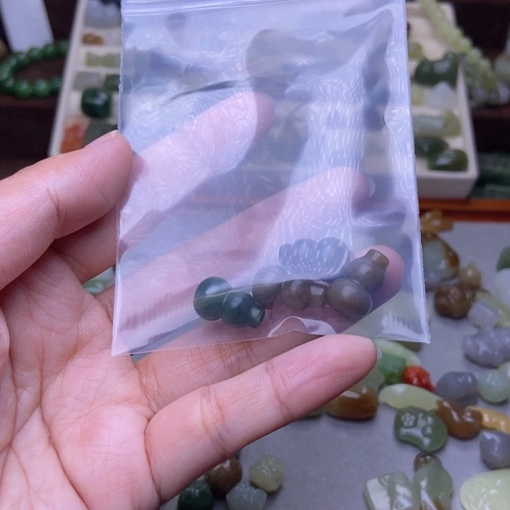 如***画和田玉未镶嵌手链