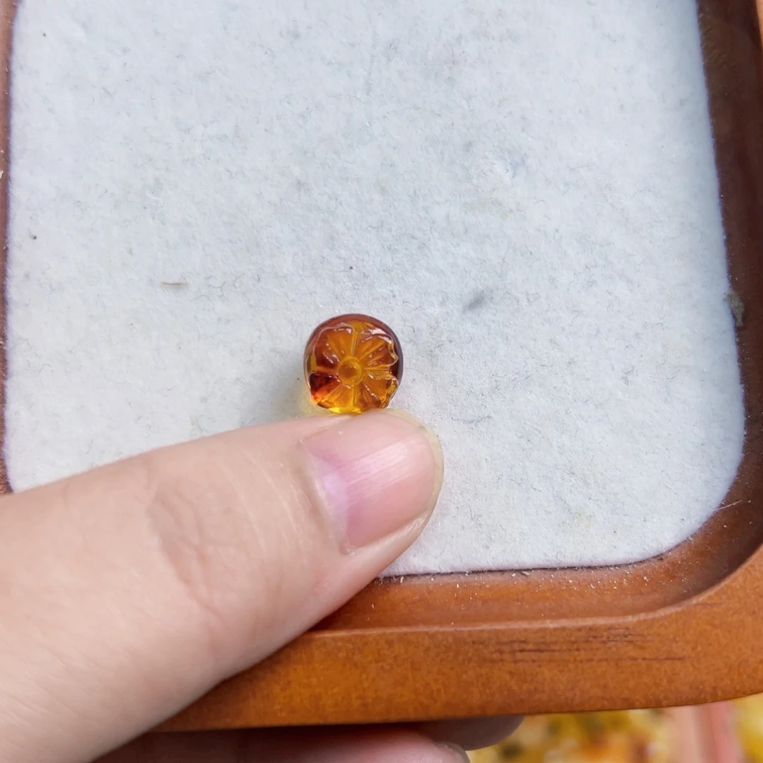 未镶嵌琥珀珠宝奇石