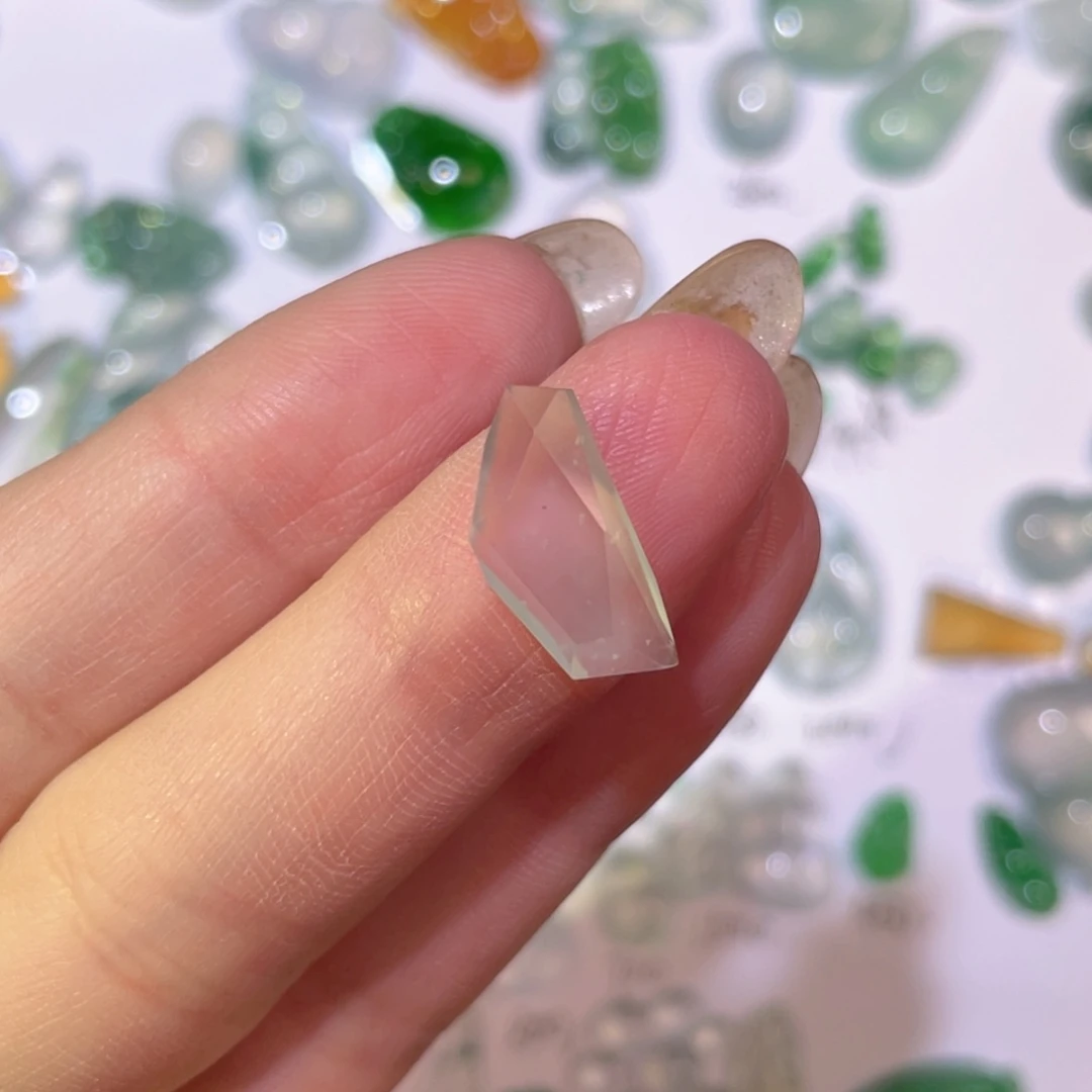 翡翠未镶嵌颈饰裸石