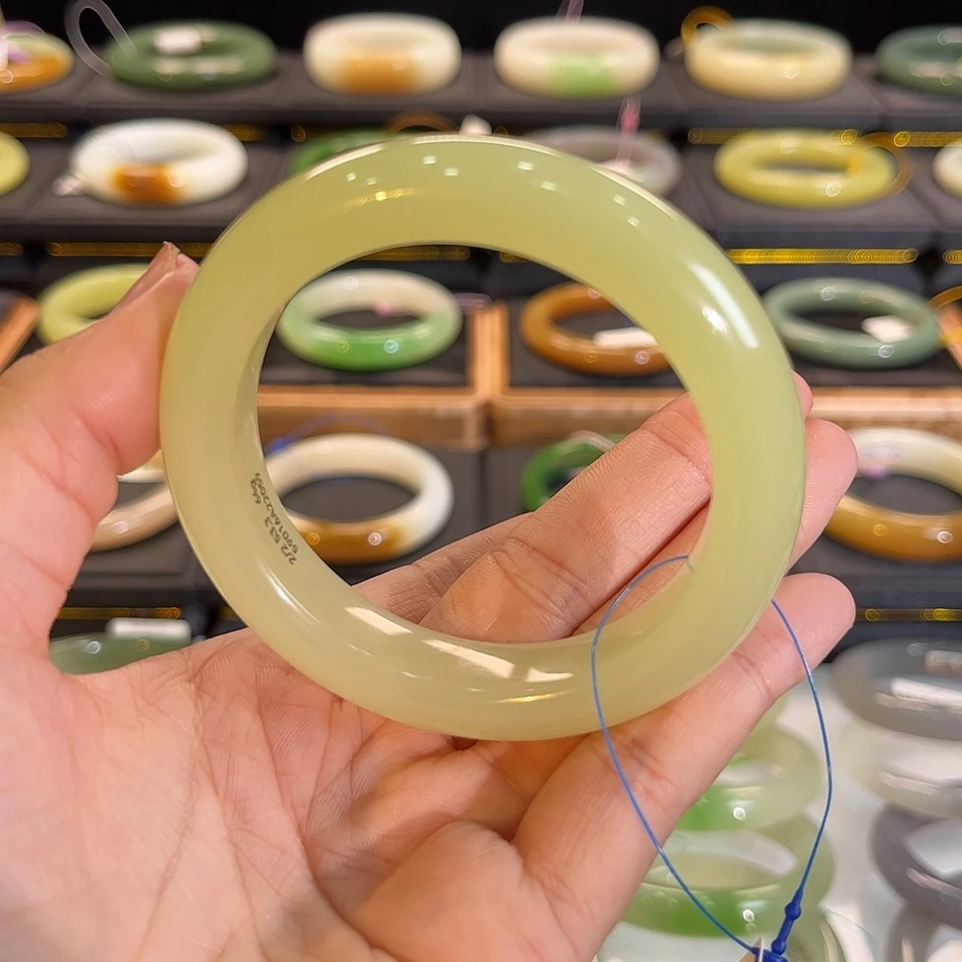 和田玉未镶嵌手镯毕业