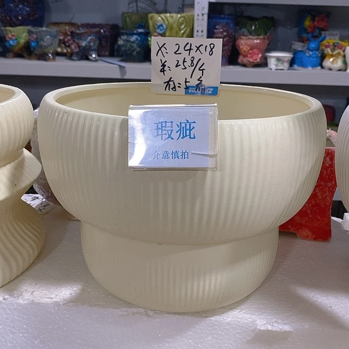 摆件多肉瑕疵盆有孔。