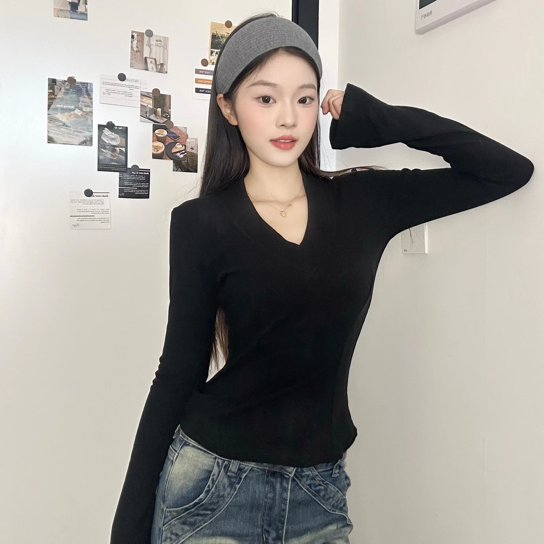 小众炸街高级感女装v领长袖t恤秋冬打底衫上衣出游服装女百搭修身