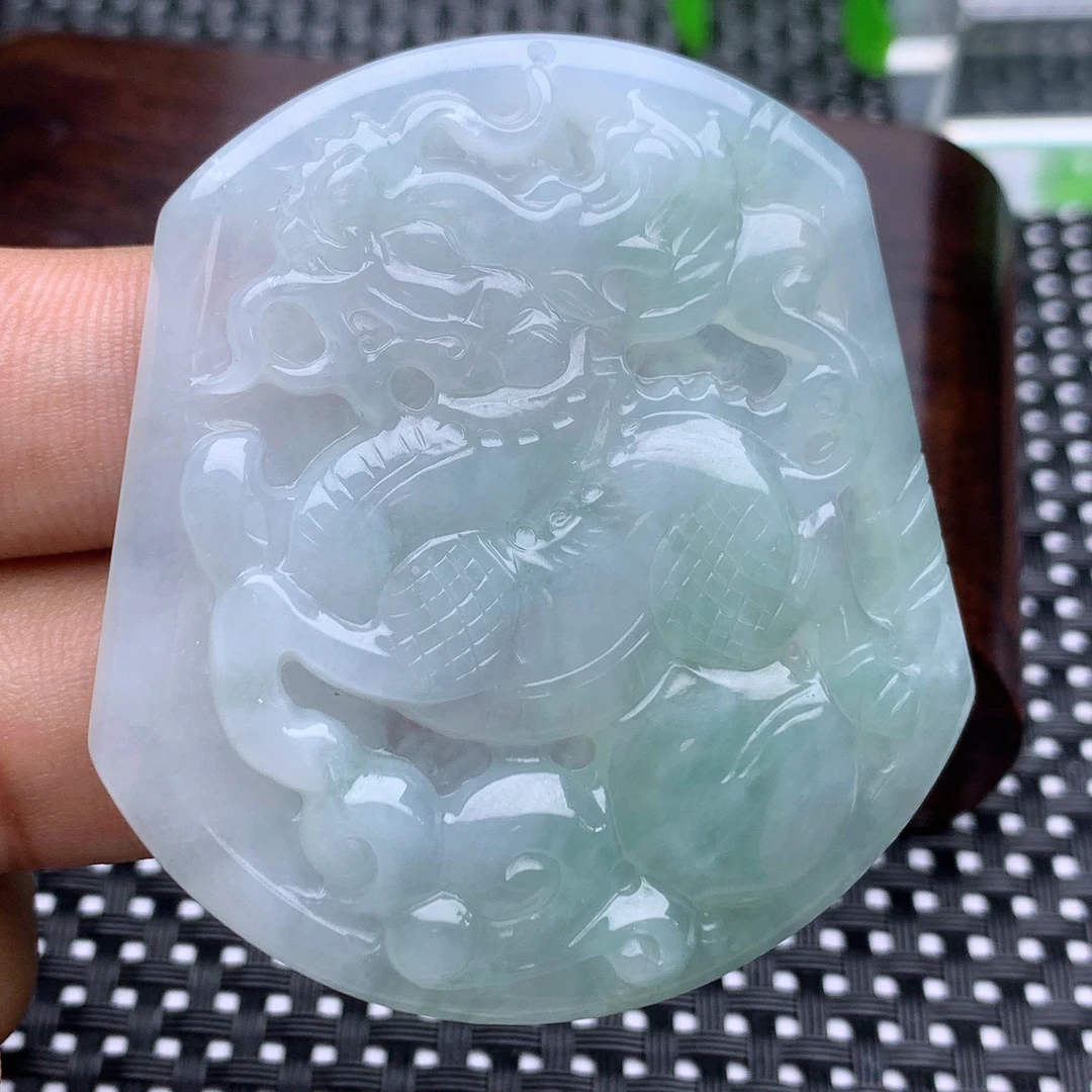 缅甸天然翡翠A货大麒麟牌吊坠糯冰种晴水绿挂件项坠浅绿仿古精雕