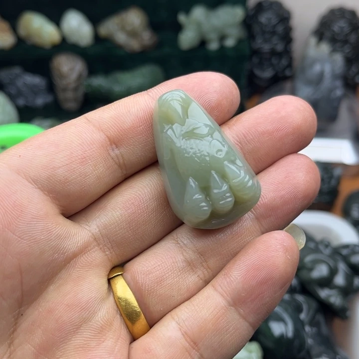 和田玉未镶嵌把件