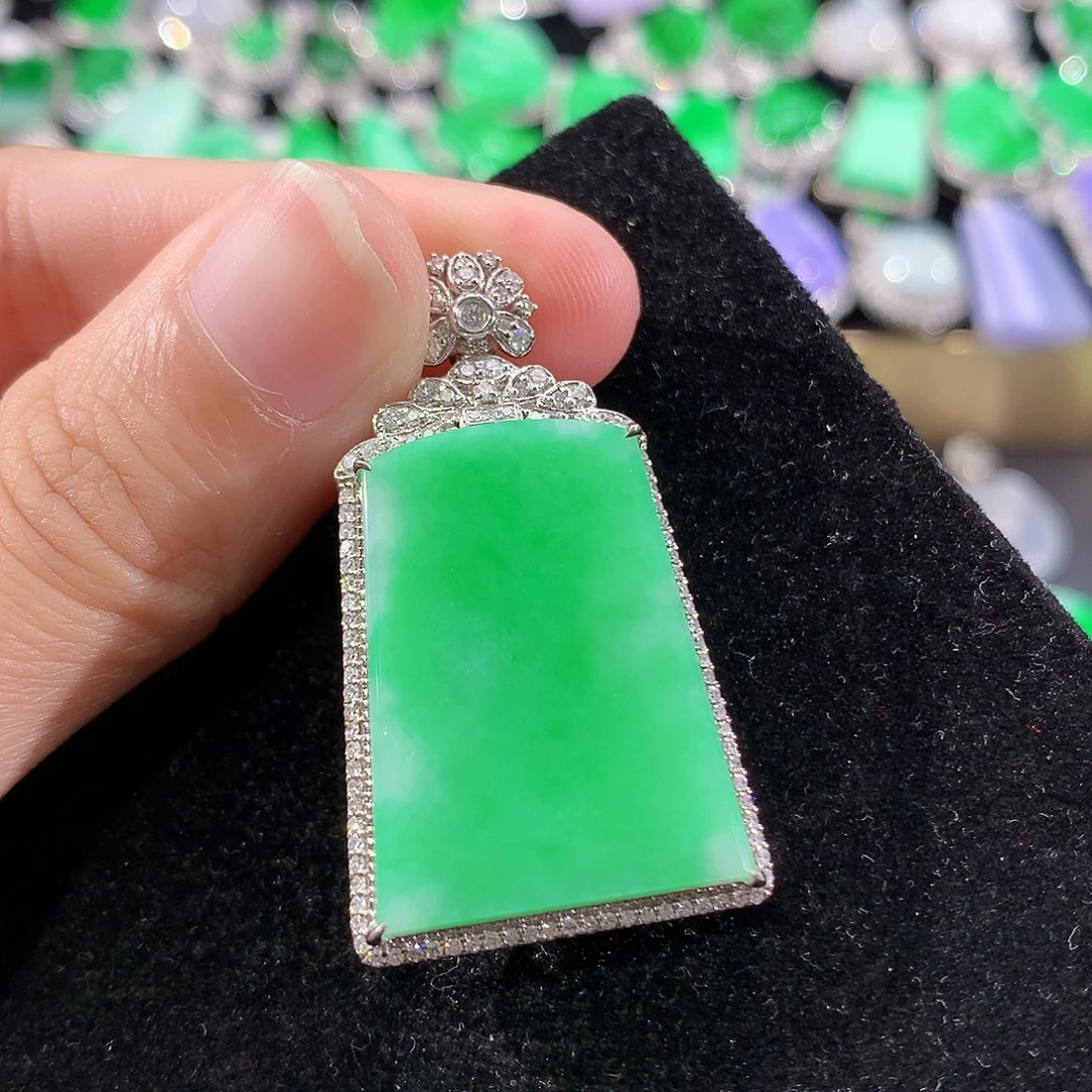 翡翠18K金镶嵌颈饰