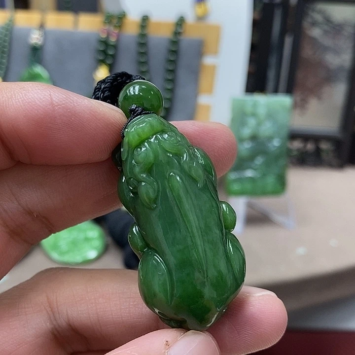 玫****和田玉（碧玉）未镶嵌颈饰