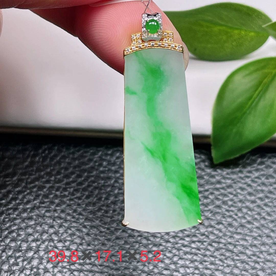 天然缅甸翡翠A货～冰糯种飘阳绿无事牌吊坠细腻18k辣色玉牌挂件36