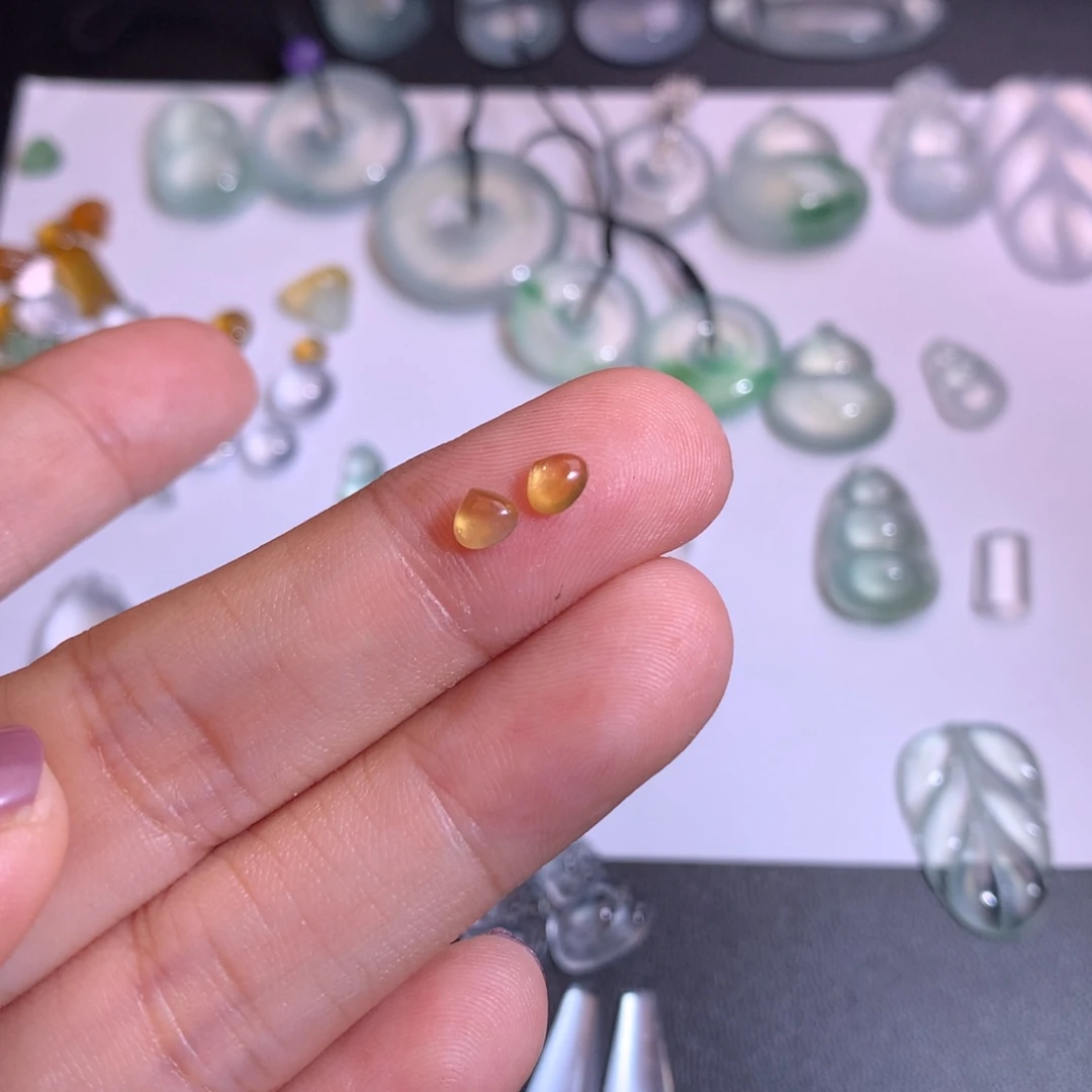 翡翠未镶嵌颈饰一对心