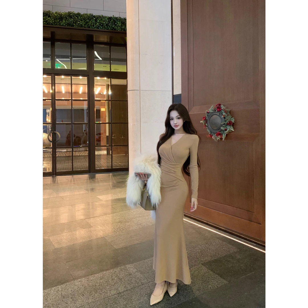 2025冬季新款收腰显瘦时尚气质挂脖V领长袖针织长裙连衣裙女chic