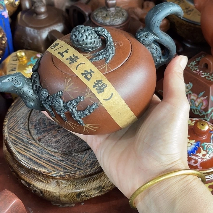 红泥茶壶原矿泥料手工制作的一把紫砂壶。