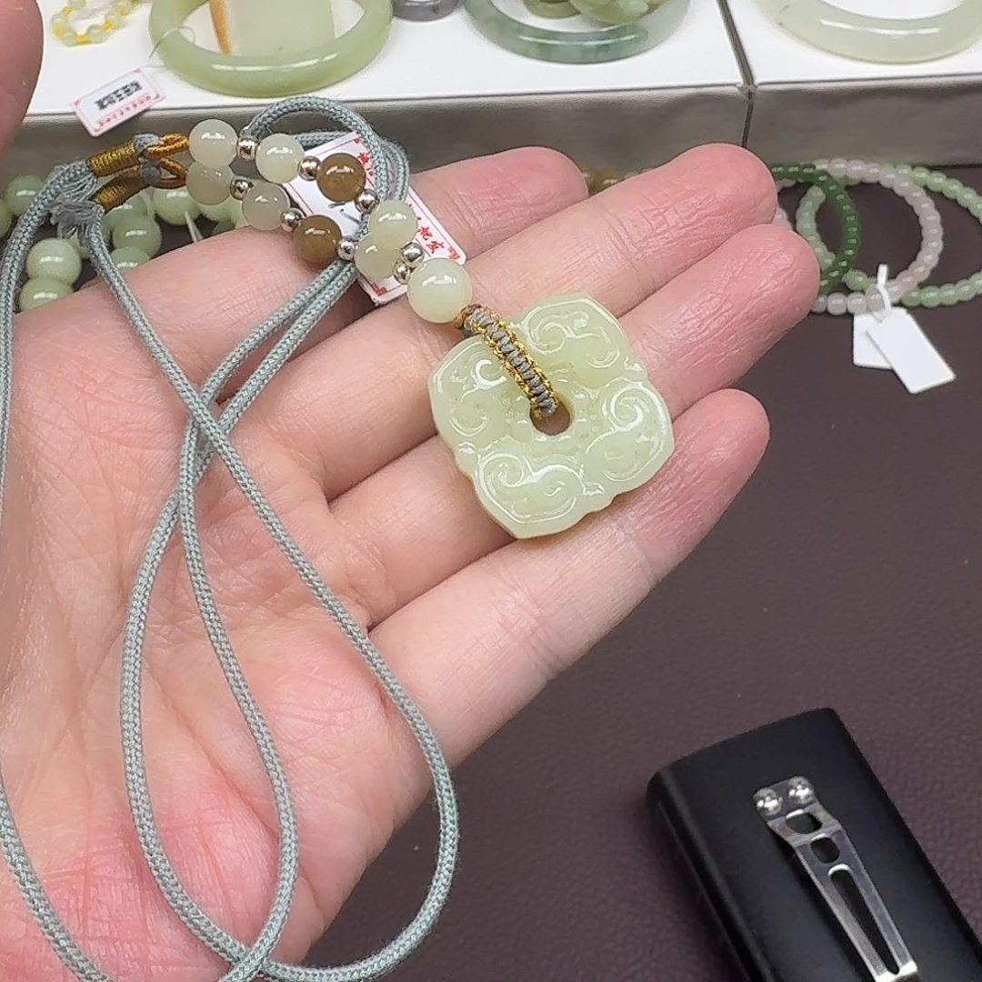 和田玉未镶嵌颈饰油白四方如意云纹方扣