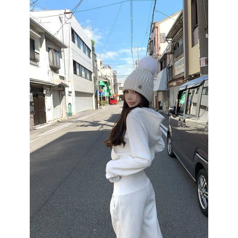 巨好看的早秋运动显瘦套装短款连帽外套微喇裤大方得体穿搭一整套