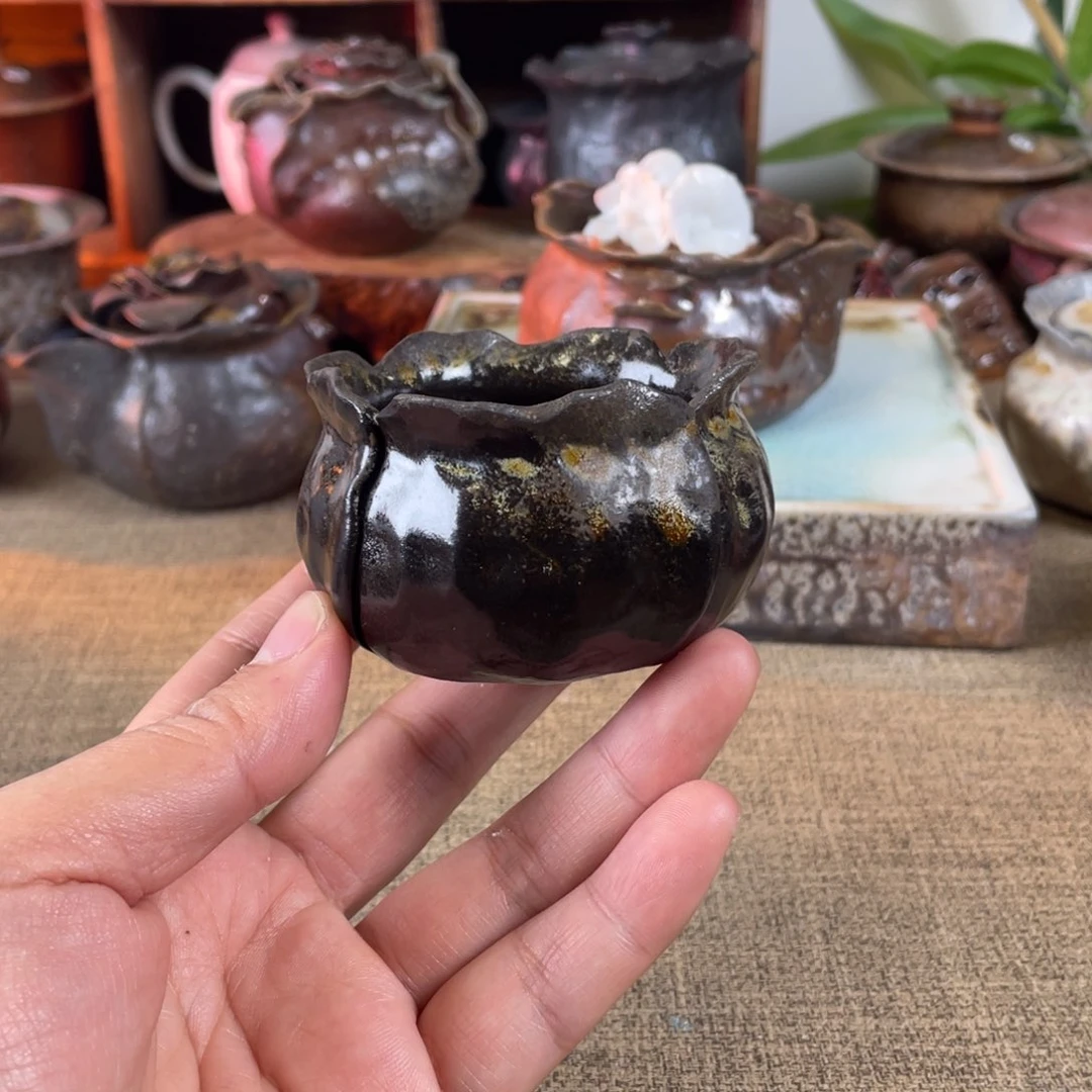 乌金手捏杯。    柴烧。