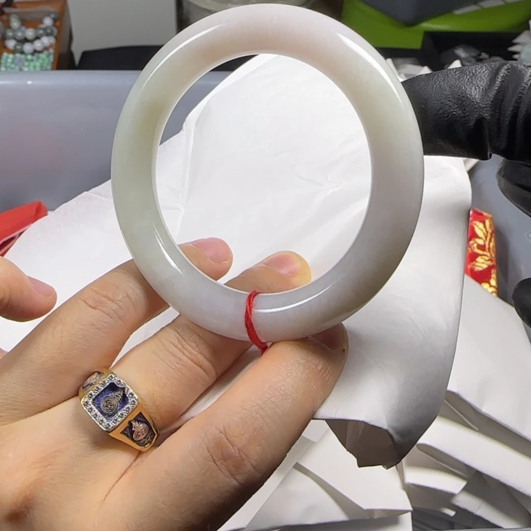 翡翠手镯未镶嵌芙蓉底妆春彩圆条