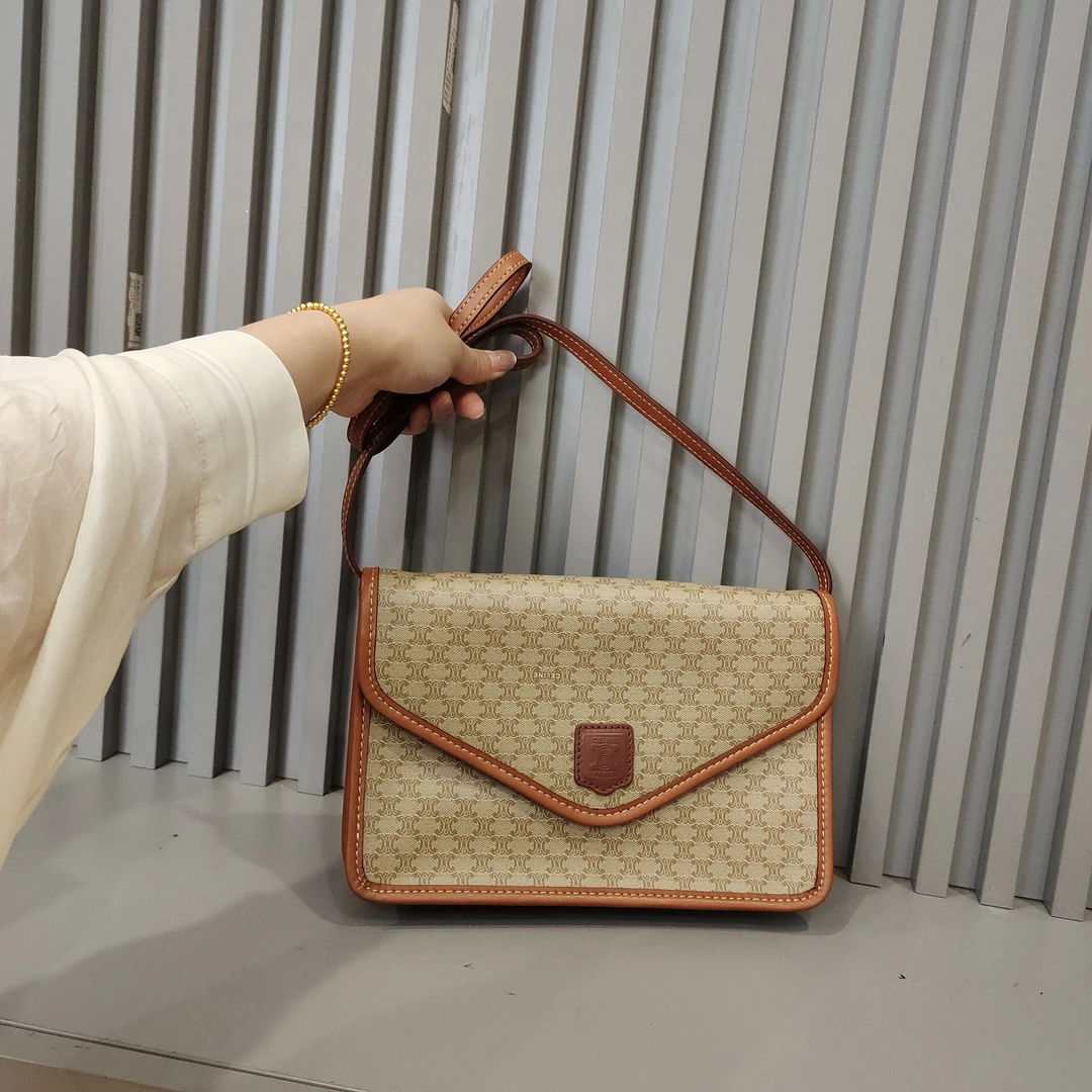 95新 Celine/思琳 兔兔奢欣欣/思琳斜挎包/240811058