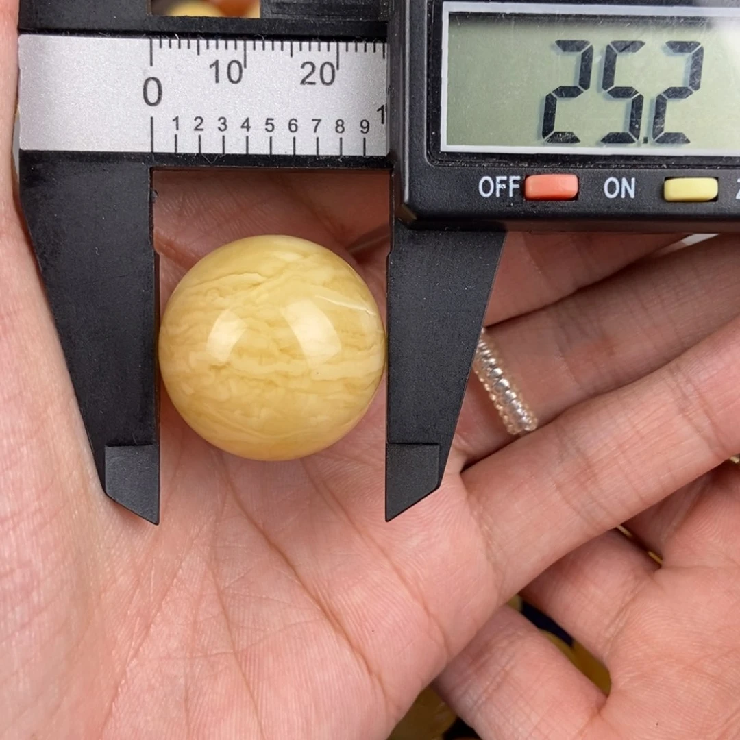 琥珀裸石未镶嵌时****P蜜蜡微瑕