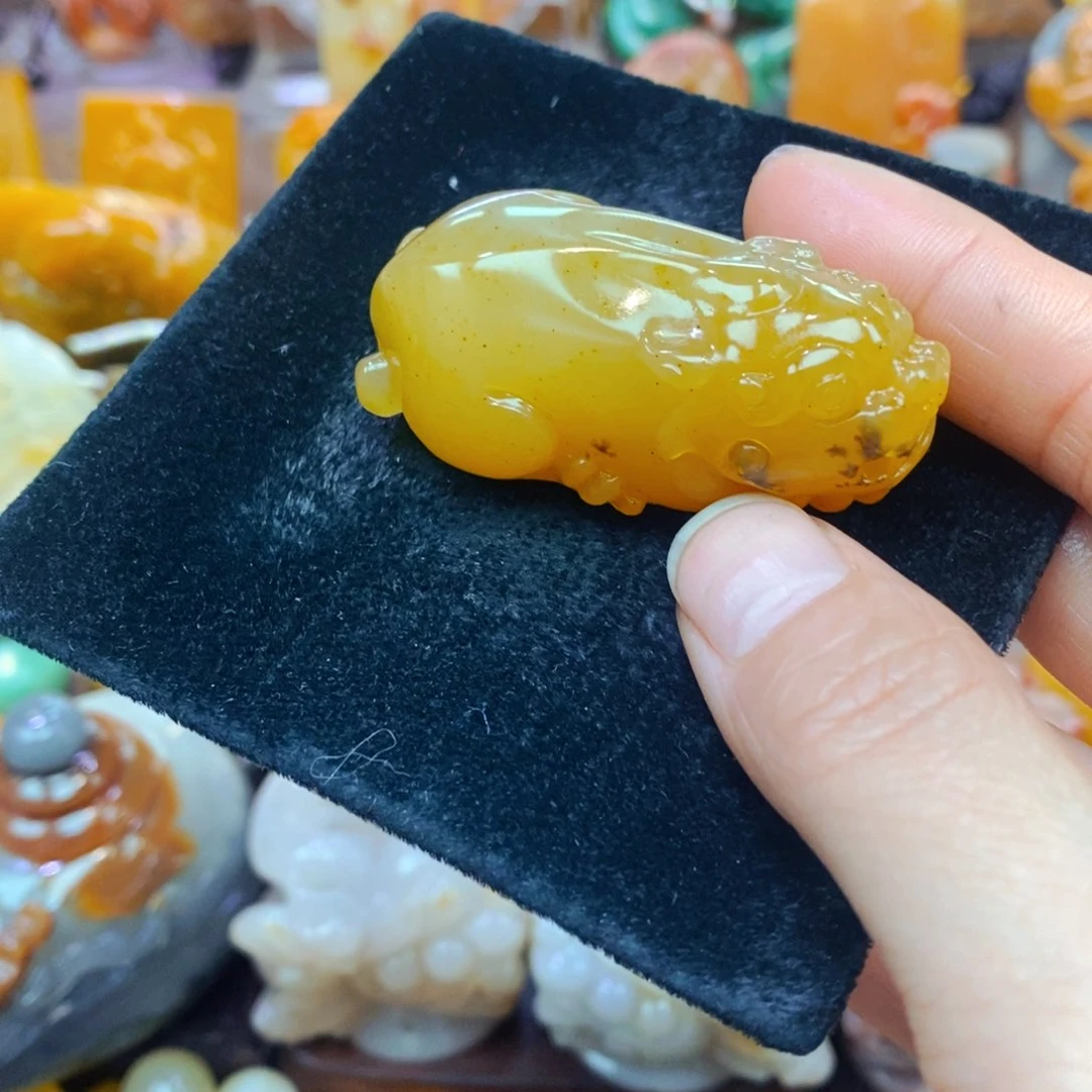 未镶嵌石英质玉（黄龙玉）颈饰