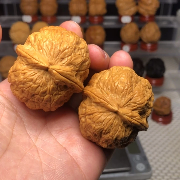 文玩核桃把件13金丝绣球