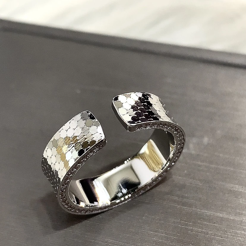 925银合成锆石戒指 高级感白锆碎冰冰凹面宽版戒指