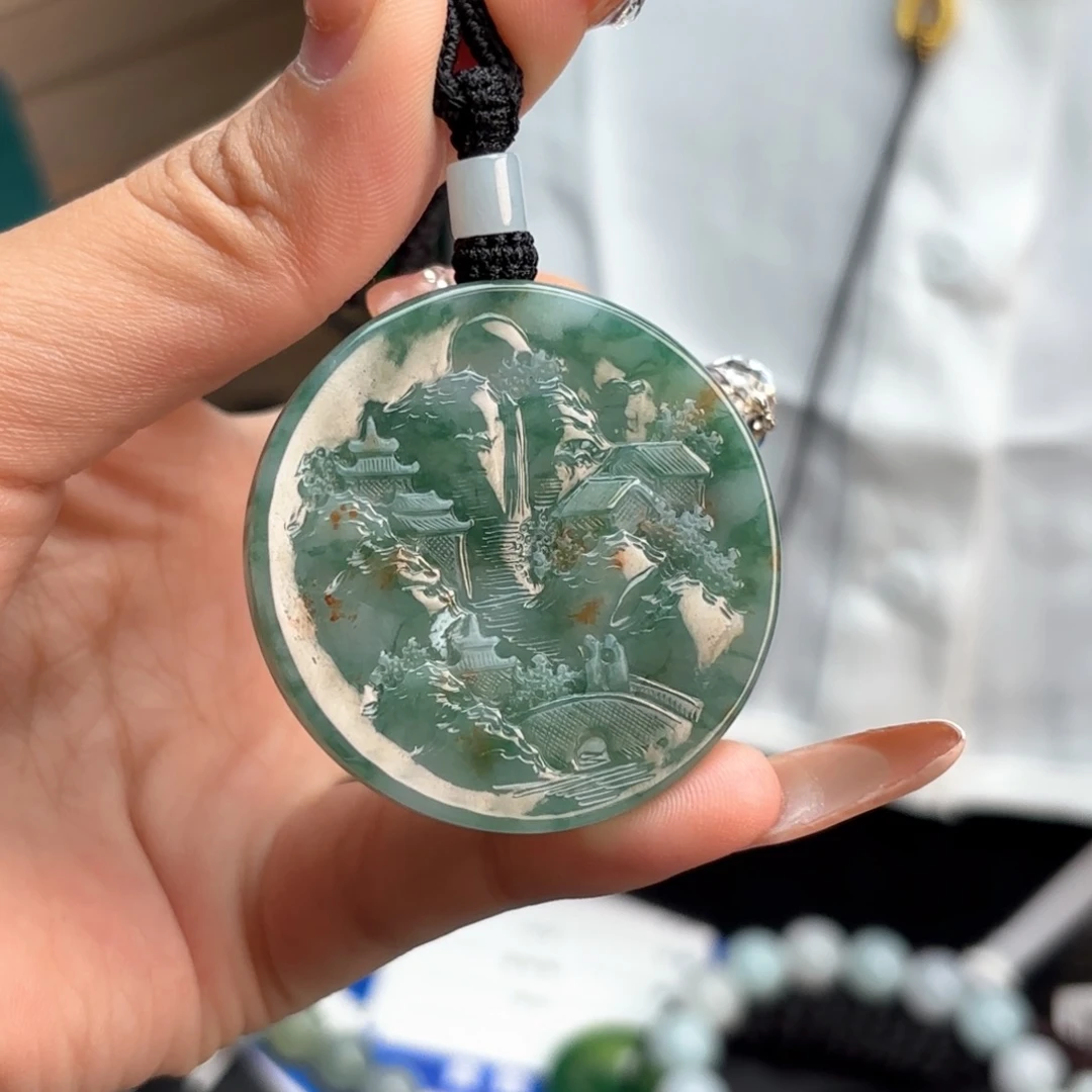 翡翠未镶嵌颈饰山水