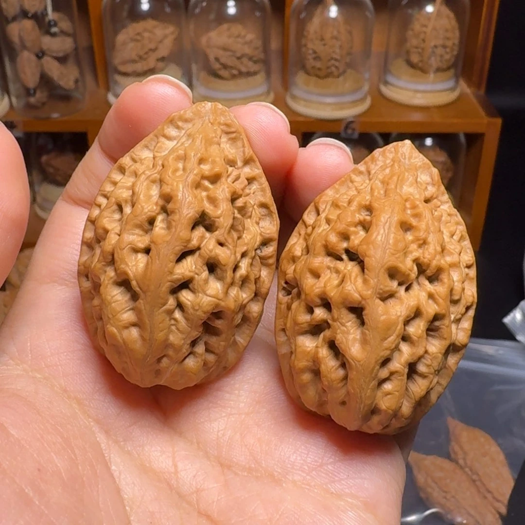 文玩核桃把件粗筋绣花鞋