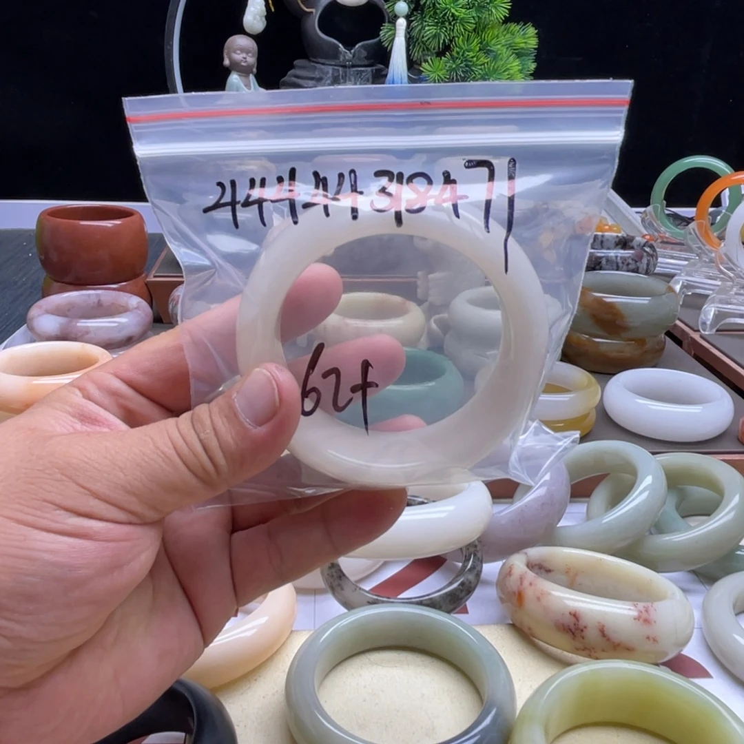 4***1石英质玉（佘太翠）未镶嵌手镯