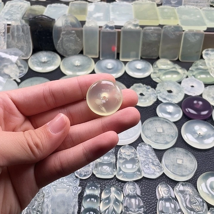 岫玉未镶嵌颈饰平安扣