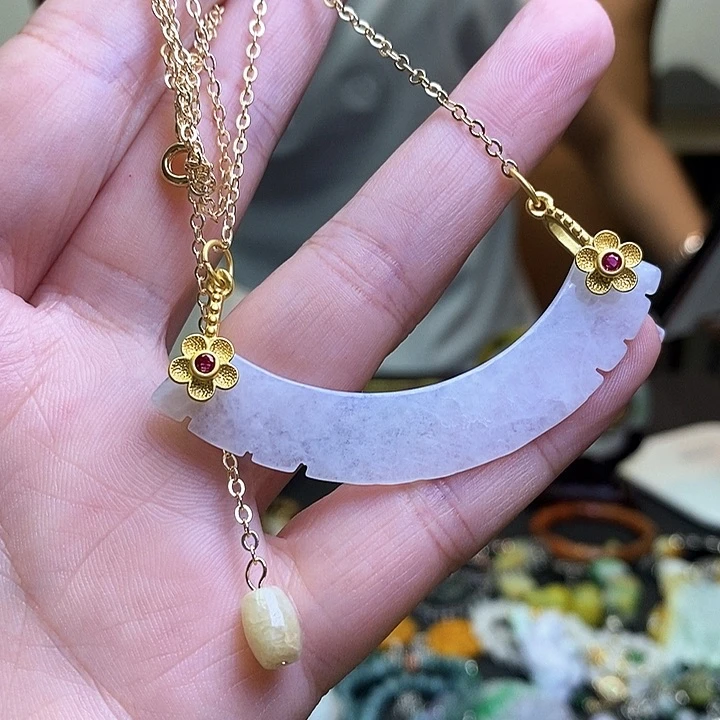 翡翠未镶嵌颈饰一对