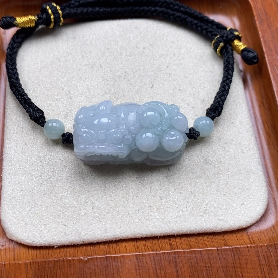 翡翠未镶嵌颈饰霸王貔貅