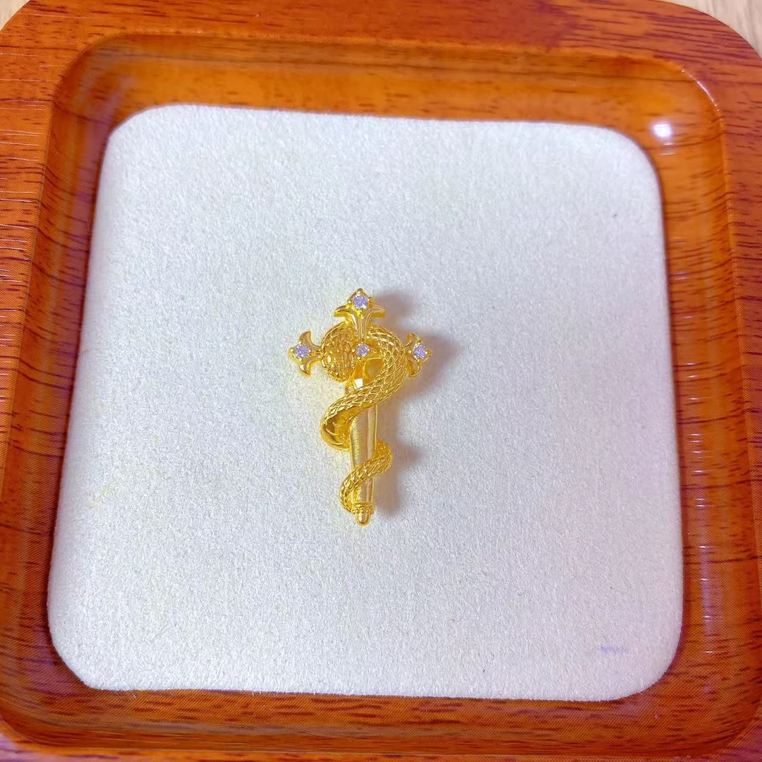 足金999    经典百搭缤纷盘蛇十字架吊坠