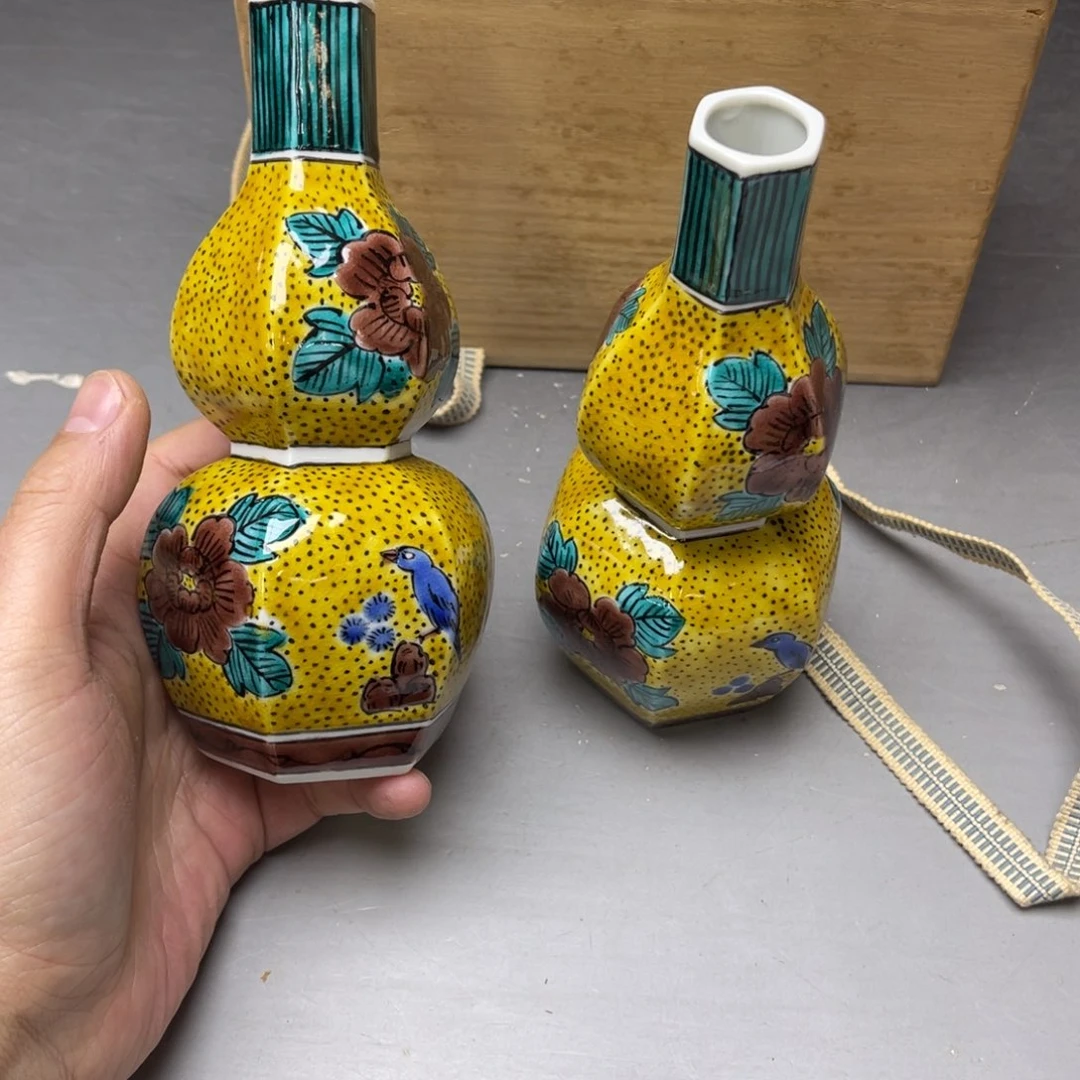 瓷片大*亮密密麻麻地排列着一个