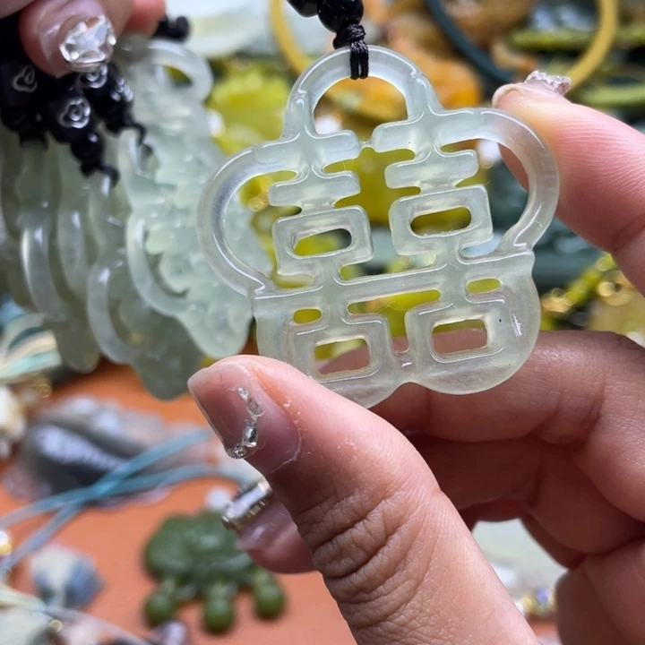 蛇纹石玉未镶嵌吊坠