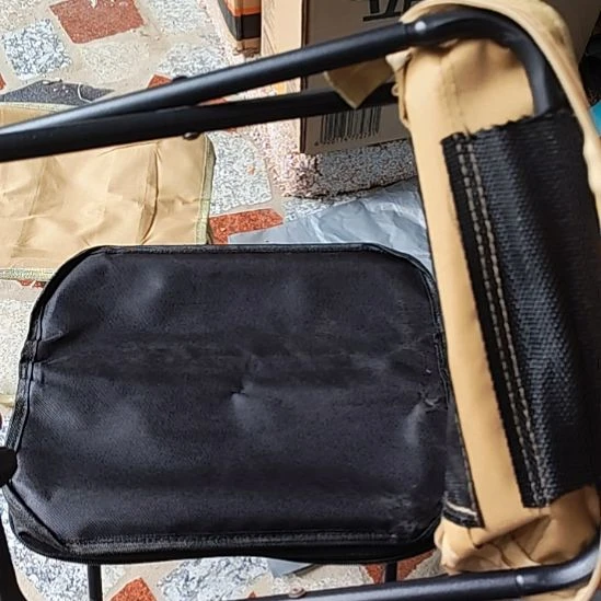 小号手拿折叠凳子发一个黄色