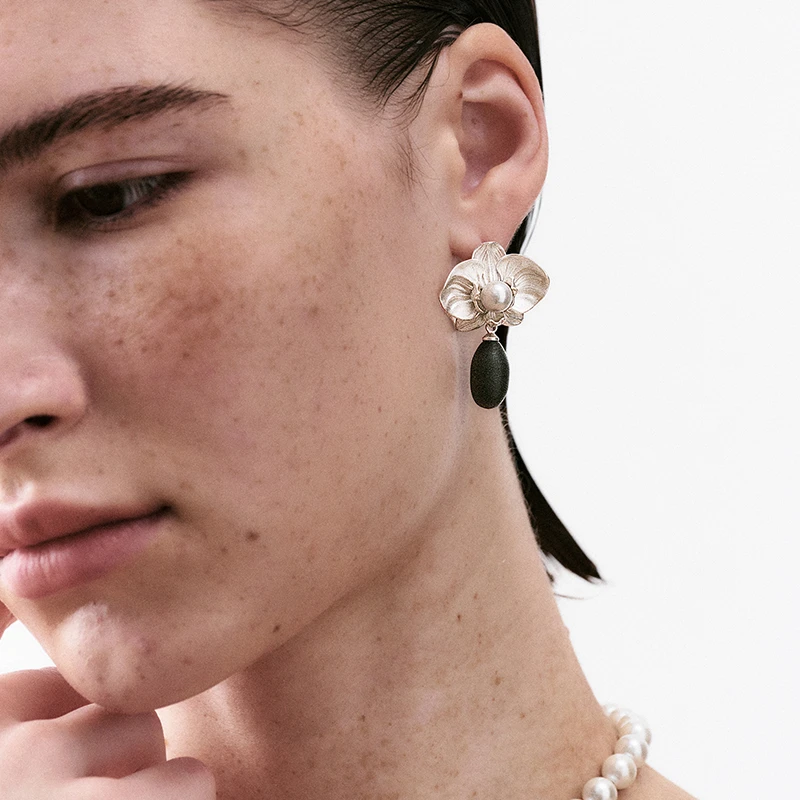 Mace Mava 黄铜仿珍珠耳饰 珀兰蝴蝶兰珍珠耳钉胡桃木女款20711