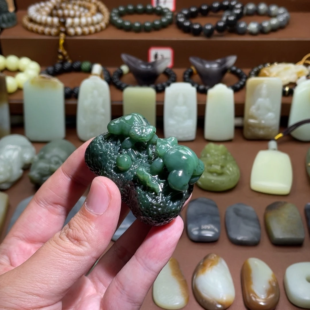 史***默和田玉未镶嵌颈饰