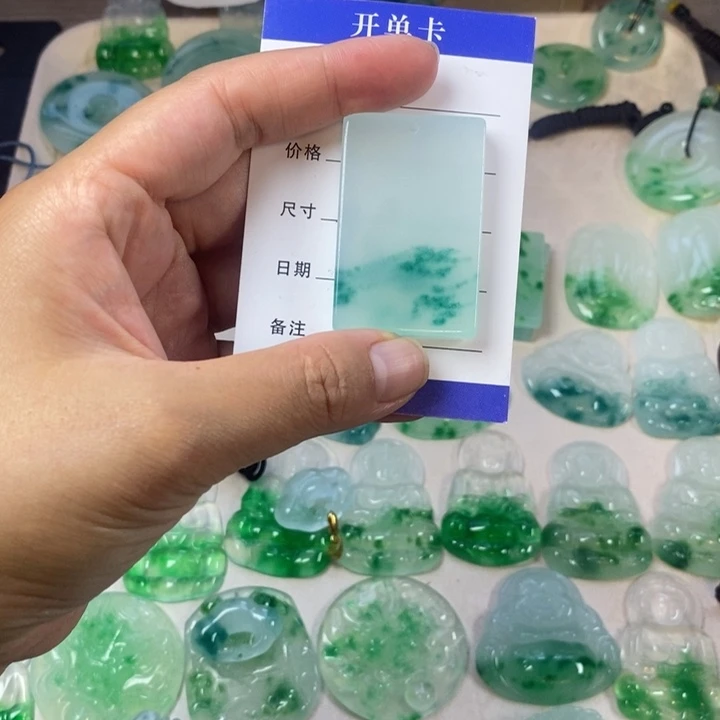 给****翡翠未镶嵌颈饰无事牌