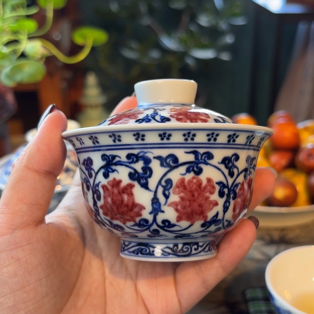 青花釉里红缠枝莲盖碗