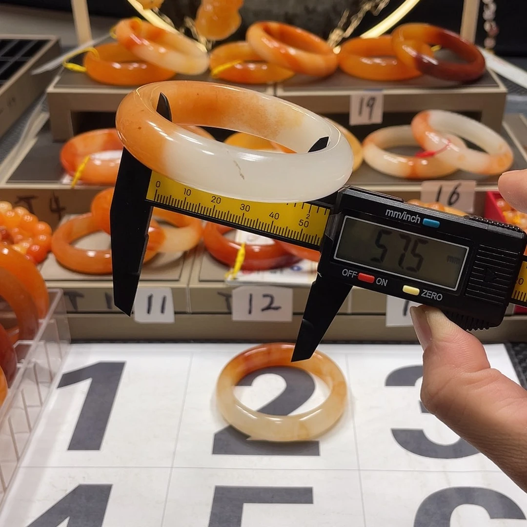 未镶嵌石英质玉（黄龙玉）手镯