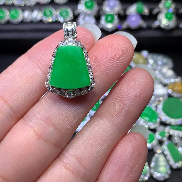 颈饰18K金镶嵌翡翠冰绿无事牌