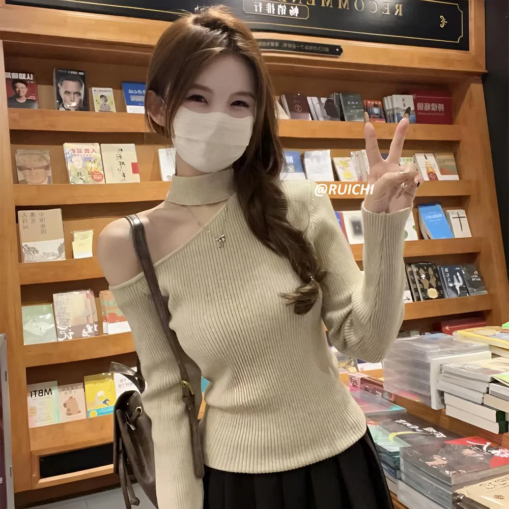 韩系2025秋冬新款斜领挂脖竖纹小心机长袖套头高级显瘦针织打底衫