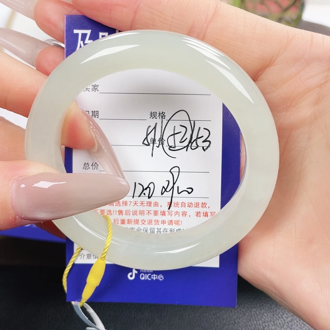 欣***然和田玉未镶嵌手镯